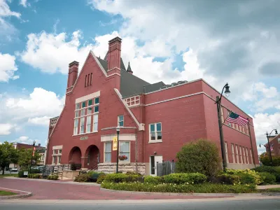 Distill-Inn Hotels near Bardstown Art Gallery