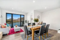 A Luckie Charm - 8 Bedroom Townhouse with Spectacular View Hoteles en Queenstown Hill