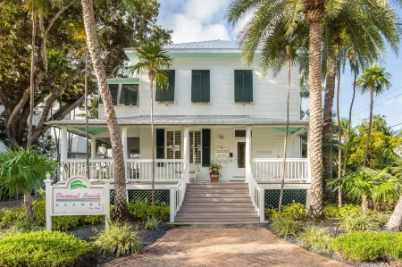 Coconut Beach Resort Отели рядом с достопримечательностью «Ки-Уэст Баттерфлай энд Нейчер Консерватори»