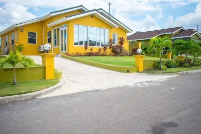 Ocho Rios Getaway Villa at Draxhall Hoteles cerca de St. Ann's Bay Library
