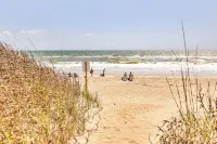 FULLY RENOVATED Oak Island Oasis: 1.5 blocks to beach. Pet & family friendly!