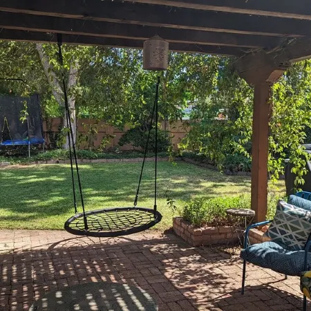 The Oasis: Guesthouse w/ Lush Shared Yard & Hot Tub- Great Location!