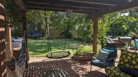 The Oasis: Guesthouse w/ Lush Shared Yard & Hot Tub- Great Location!
