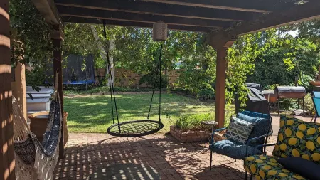 The Oasis: Guesthouse w/ Lush Shared Yard & Hot Tub- Great Location!