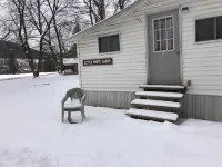 Little White Cabin by the river, fishing trails, kayaking, near State Park lake