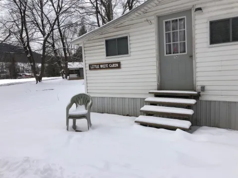 Little White Cabin by the river, fishing trails, kayaking, near State Park lake