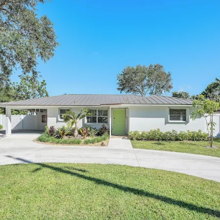 Welcome to Manatee Inn, a charming and cozy getaway located in Jupiter,Fl