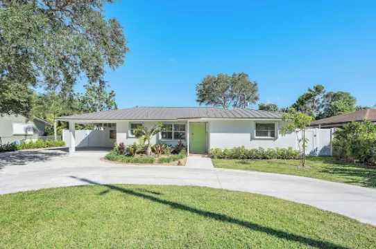 Welcome to Manatee Inn, a charming and cozy getaway located in Jupiter,Fl