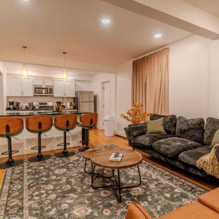 4BDR/2.5BA APT Near Tufts/7 min-Walk to Subway/Free Parking for 2 cars