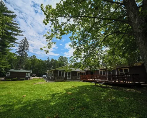 “Couples’ Cozy Cabin – King Bed, Walk to Geneva Lake” Hotels in Williams Bay