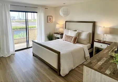 Beachfront Paradise 10 steps from the Beach. Heated Pool, Spa, Sauna. No fees