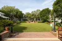 Steps to Vibrant Baytowne Wharf Amenities - Inviting Coastal Retreat Hoteles en Miramar Beach