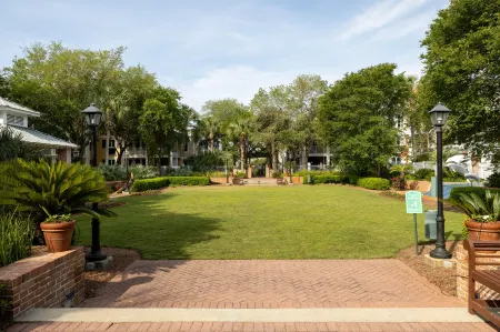 Cozy Kitchenette and Relaxing Amenities - Charming Studio Retreat Отели рядом с достопримечательностью «Silver Sands Premium Outlets»