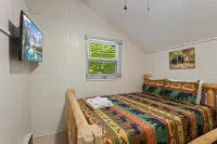 Mountain Retreat with Hot Tub and Game Room - Charming Cottage Escape