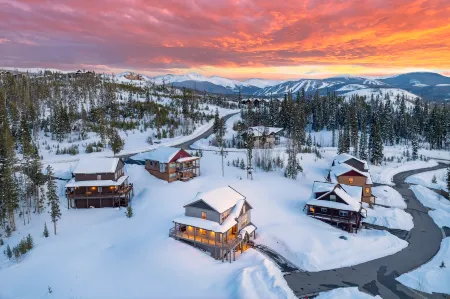 Serene Mountain Escape with Private Hot Tub - Exquisite Luxury Chalet