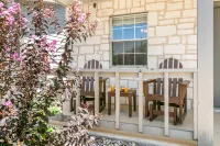 Tranquil Retreat - Shared Hot Tub/Pool Access in Town