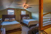 Gorgeous Wilderness Retreat - Hot Tub, Fire Pit, BBQ