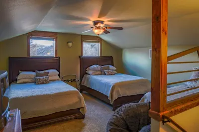 Gorgeous Wilderness Retreat - Hot Tub, Fire Pit, BBQ