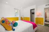 Whimsical Art Deco Retreat with Vibrant Design - Charming Artistic Oasis Hotels in Peoria Heights