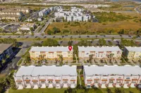 Spacious Family Retreat with Poolside Bar and Game Room - Charming Oasis Hoteles en Condado de Orange