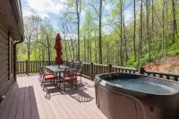 Cozy Log Home with Hot Tub and Scenic Views - Charming Mountain Retreat
