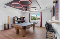 New Remodeled 4BR - Pool+Jacuzzi+PoolTable+Karaoke Stage+Arcades near Domain