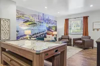 NEW Gorgeous 4bd near universities Hot tub + Games - บังกะโล