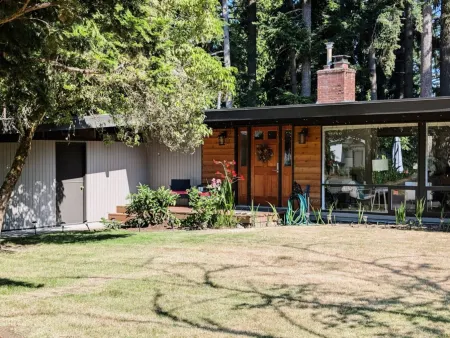 Charming Garden Retreat with Modern Design - Inviting and Tranquil Отели рядом с достопримечательностью «Южный Киркленд Парк энд Райд»