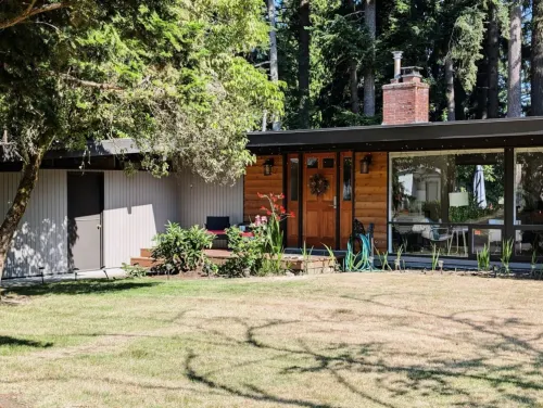 Charming Garden Retreat with Modern Design - Inviting and Tranquil
