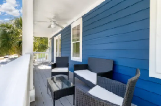 Elegant Townhouse with Modern Kitchen and Scenic Decks - Stunning Retreat