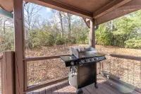 Mountain Views and Covered Porch - Charming Log Cabin Retreat Hotel a Etowah