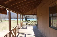 Riverside Secluded Retreat with WiFi, Riverfront, 3 Acres Hotels in Barren Fork Township