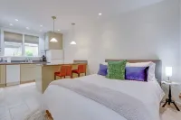 Cozy Living Space with Modern Amenities Near Landmarks - Charming Oasis