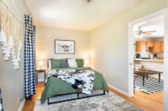 Cozy Western Style with Entertainment Amenities - Charming Stylish Escape فنادق في 