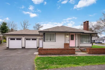 Convenient Access to Scenic Trails and Dining - Charming Bright Retreat Hotels near Goot Park