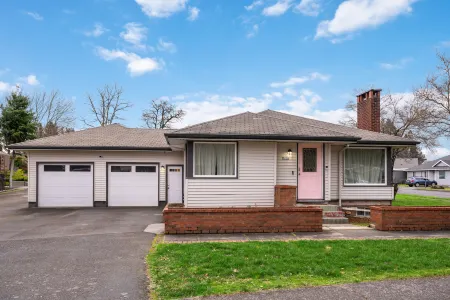 Convenient Access to Scenic Trails and Dining - Charming Bright Retreat