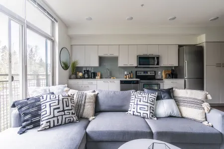 Rooftop Deck and Gourmet Kitchen - Luxurious Urban Retreat Отели в г. Мерсер Айленд