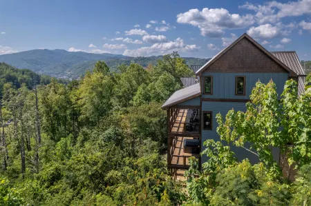 Spacious Cabin with Game Room and Scenic Views - Stunning Mountain Retreat Отели рядом с достопримечательностью «Little Mountain Church Village»