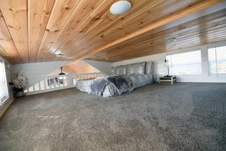 Free Activities and Hot Tub - Charming Tiny House Retreat