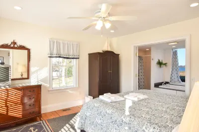 Water Views and Spacious Patio - Charming Coastal Retreat Отели рядом с достопримечательностью «Кейп Код Нешнел Сишор»