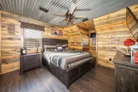 River Lodge Escape with Hot Tub by StayLage