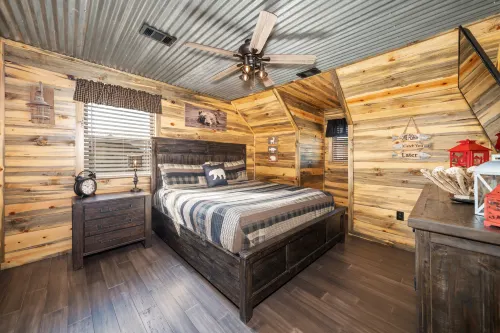 River Lodge Escape with Hot Tub by StayLage Hotels in Glenwood