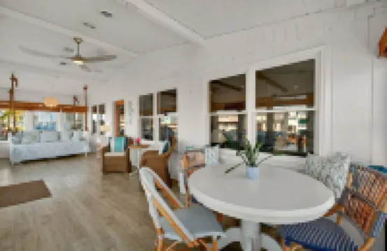Walk to Park and Restaurants. Deepwater.  Updated Hgtv Home.Linens Included