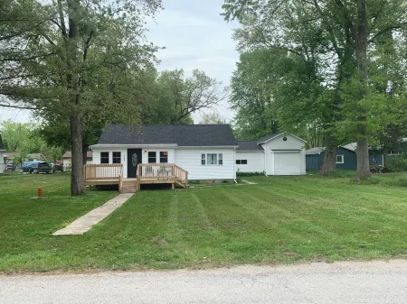 Charming 2-bed cottage on Bass Lake with access to public beach and boat launch.