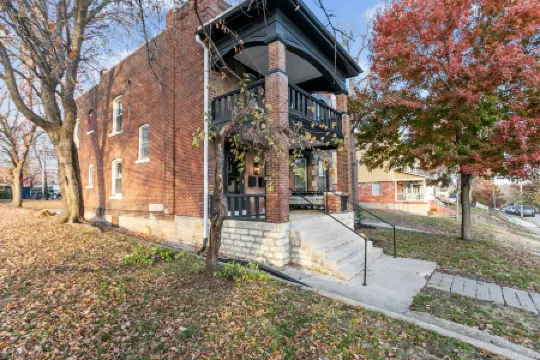 Stylish Getaway with Two Kitchens and Cozy Atmosphere - Charming Retreat