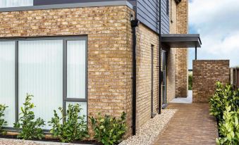 Stylish New Home with Parking - King Beds Garden