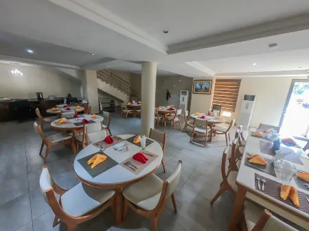 Maxbe Continental Hotel