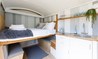 Gorgeous Shepherds Hut - Walk to Beach & Pub