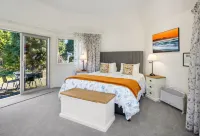 Woodland Glen Lodge B&B Hotels near Hokitika Beach Sign