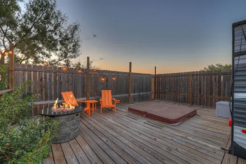 Lucinda Luxury RV with Hot Tub Hotel di County Gillespie